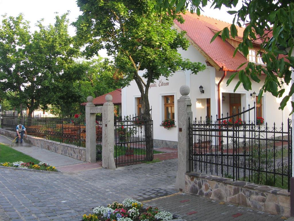 Racz Fogado Hotel Kisoroszi Buitenkant foto